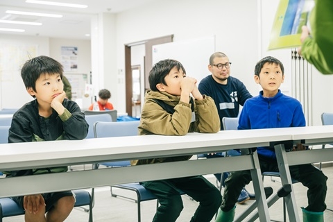 熱心に話を聞く子どもたちの様子
