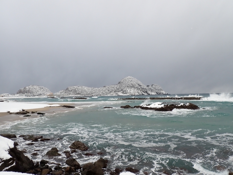 粉砂糖を振ったように白い猫崎半島