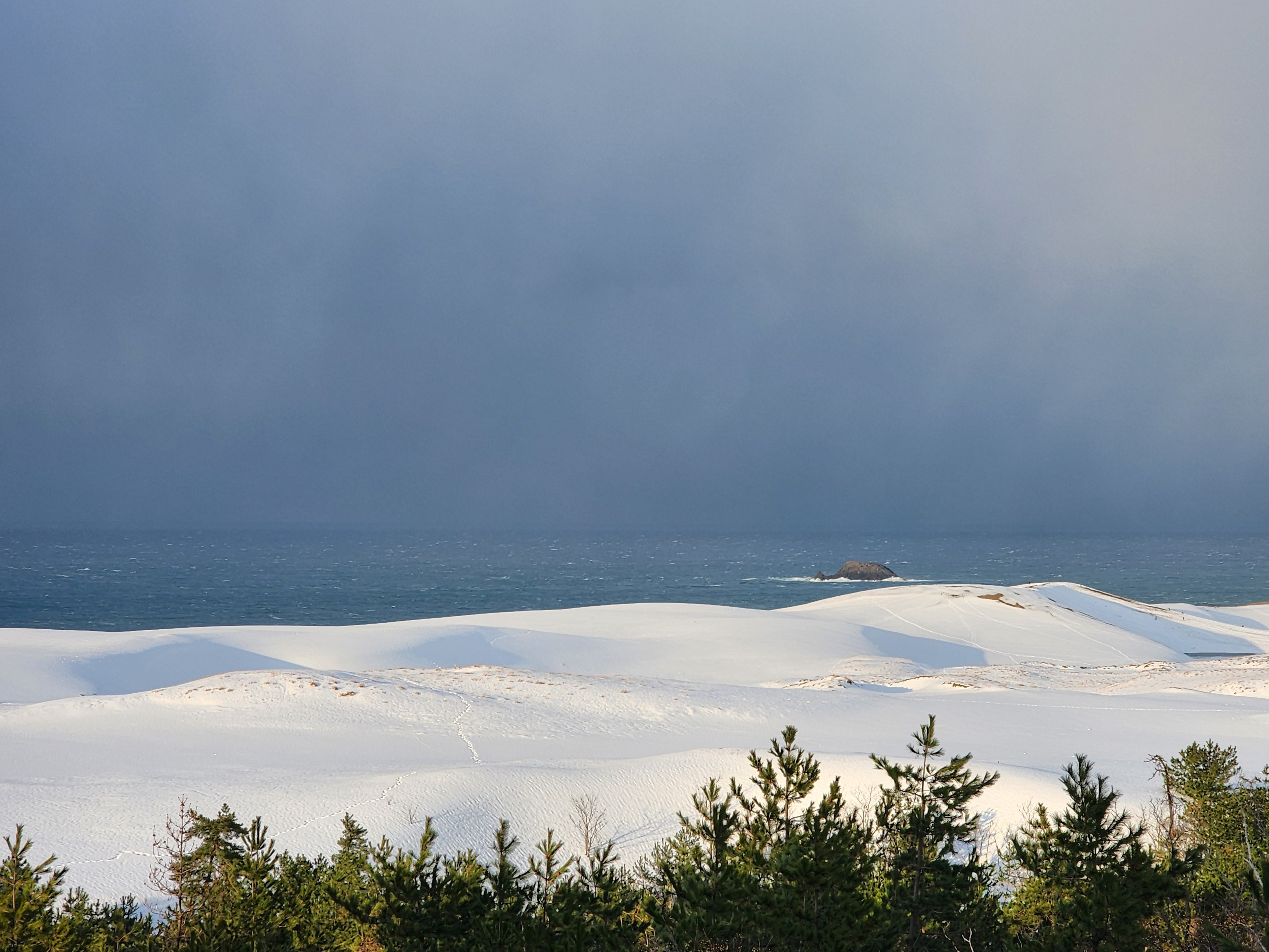 日が射した砂丘