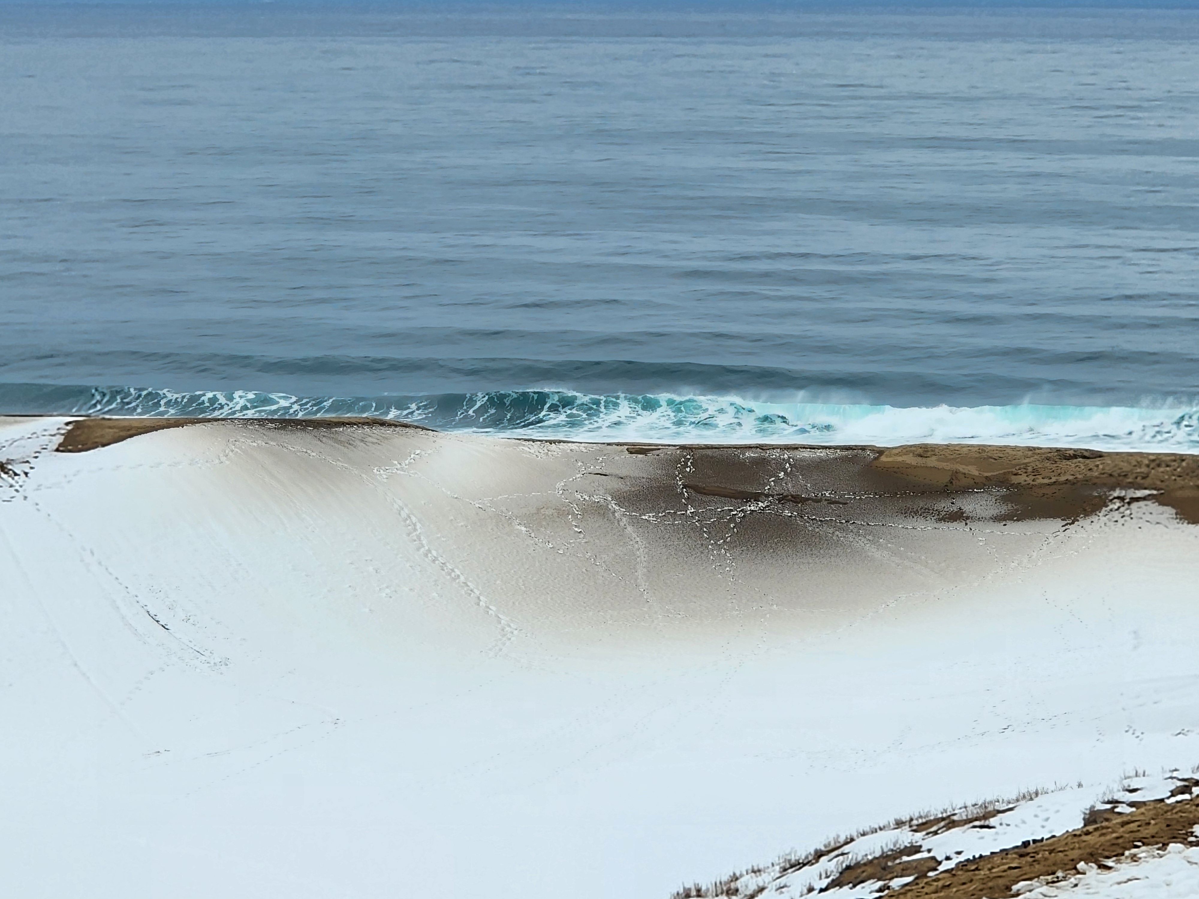 雪に降り積もった砂