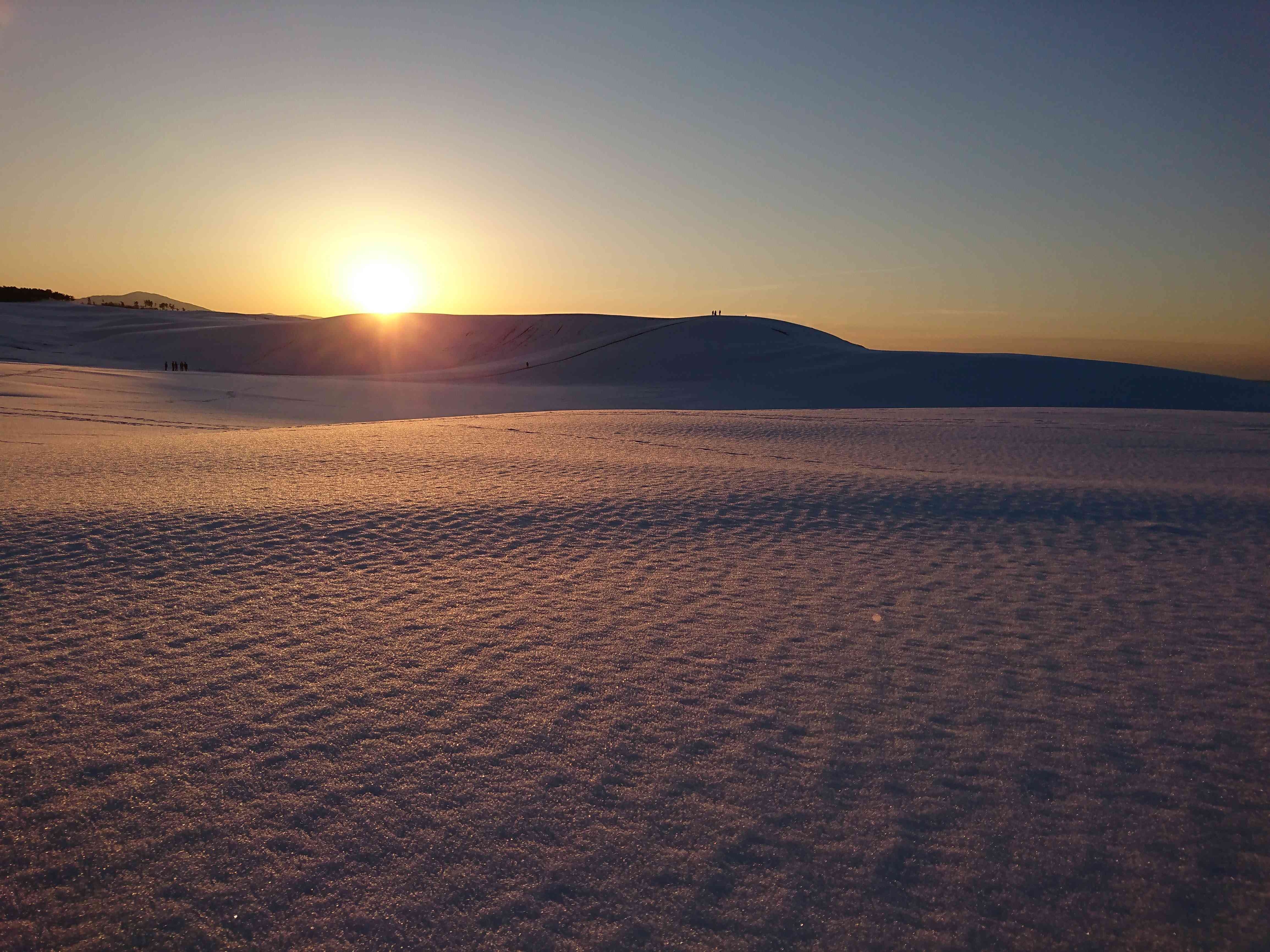 夕日に照らされた雪面