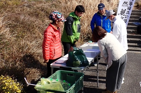屋外で受付する様子