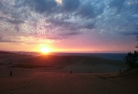 日本海に夕日が沈む鳥取砂丘の景色