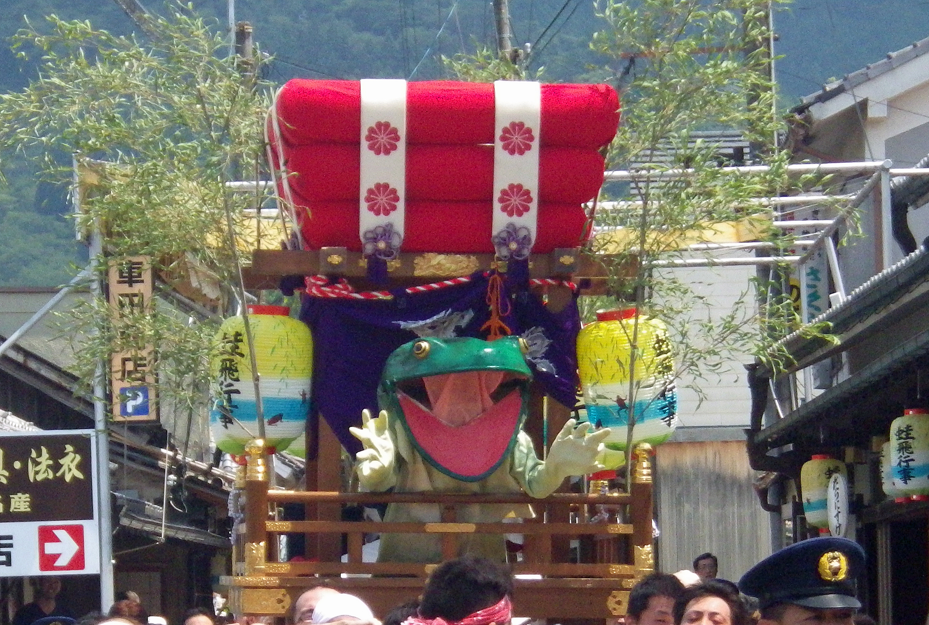 カエルを乗せた御神輿