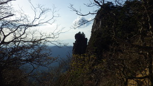 左の岩が鷲ノ巣岩