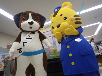 動物検疫所＆大阪入国管理局イメージキャラクター探知犬「クンくん」＆「えんトラくん」（動物検疫所神戸支所のブース（2018年8月2日撮影））