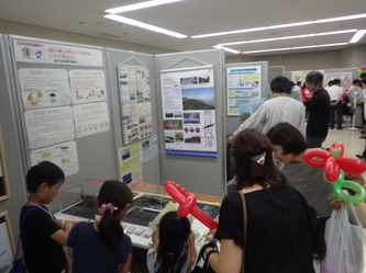 カミツキガメやヒアリの標本に見入る来場者（2018年8月2日撮影）