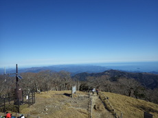 日出ヶ岳から東を望む