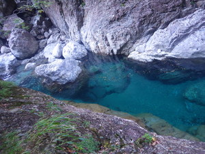 エメラルドグリーンの淵