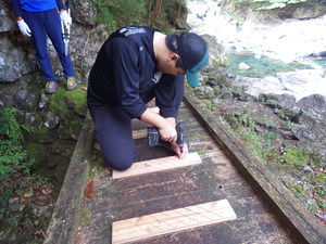 滑り止め設置中