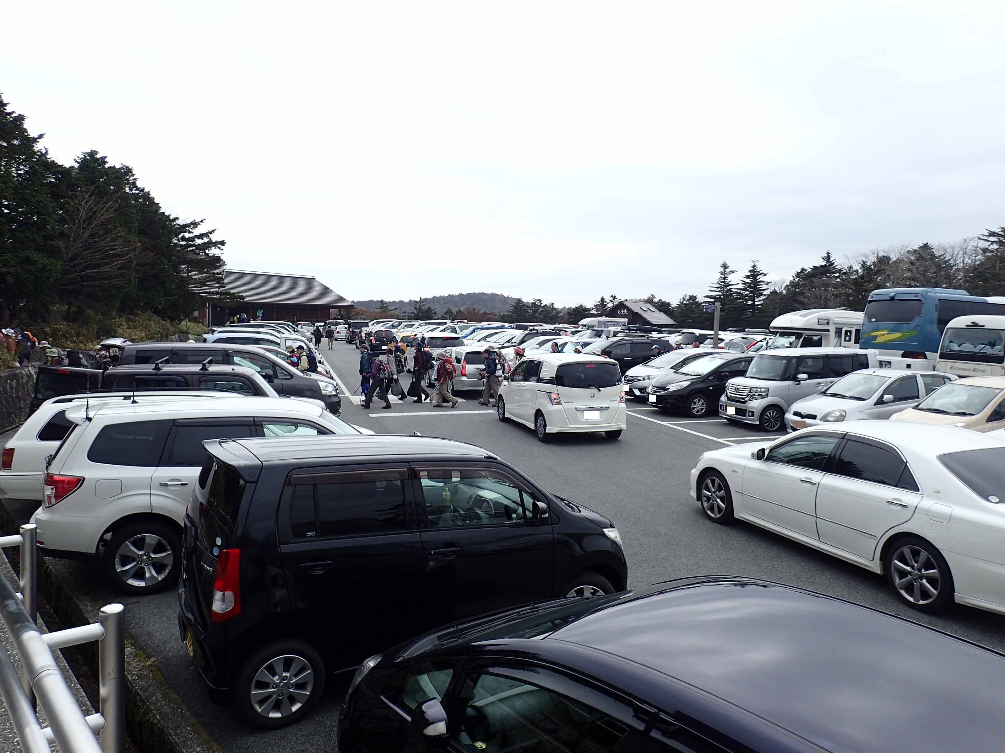 写真：満車の山上駐車場